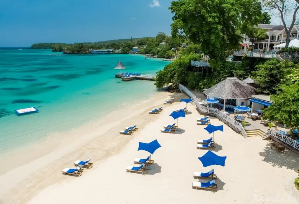 /img/8128-honeymoon-resort-amenities.webp