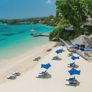 /img/8128-honeymoon-resort-amenities.webp