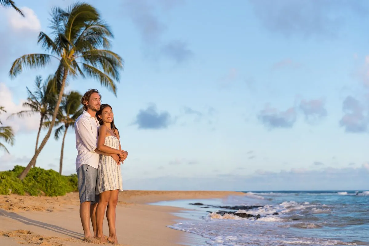 8130 hawaii honeymoon resort couple beach