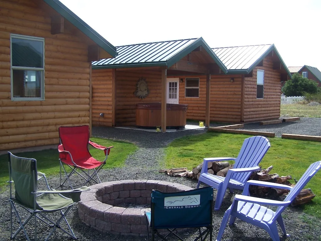 /img/8140-cabin-hiking-couple.webp