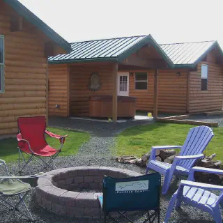 /img/8140-cabin-hiking-couple.webp