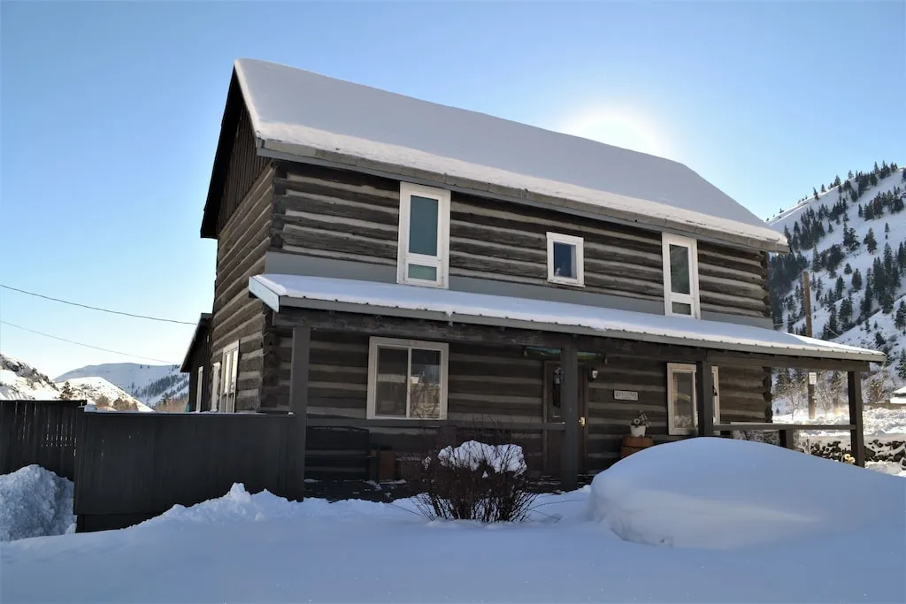 8140 cabin jacuzzi couple