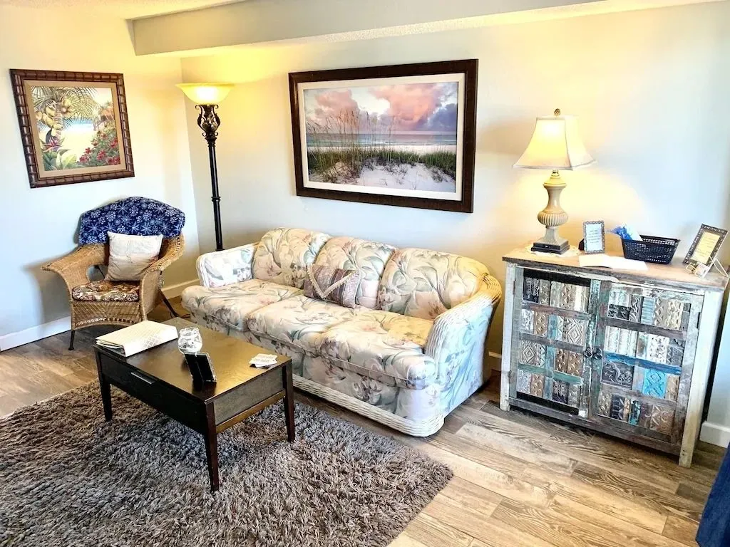 8145 hamilton honeymoon suite interior