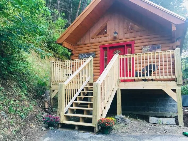 /img/8173-gatlinburg-couple-hiking.webp