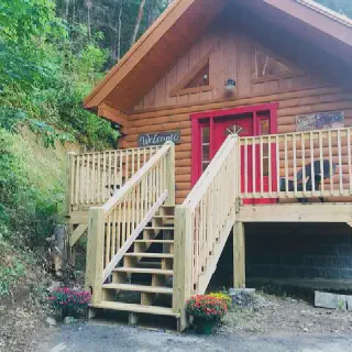 /img/8173-gatlinburg-couple-hiking.webp