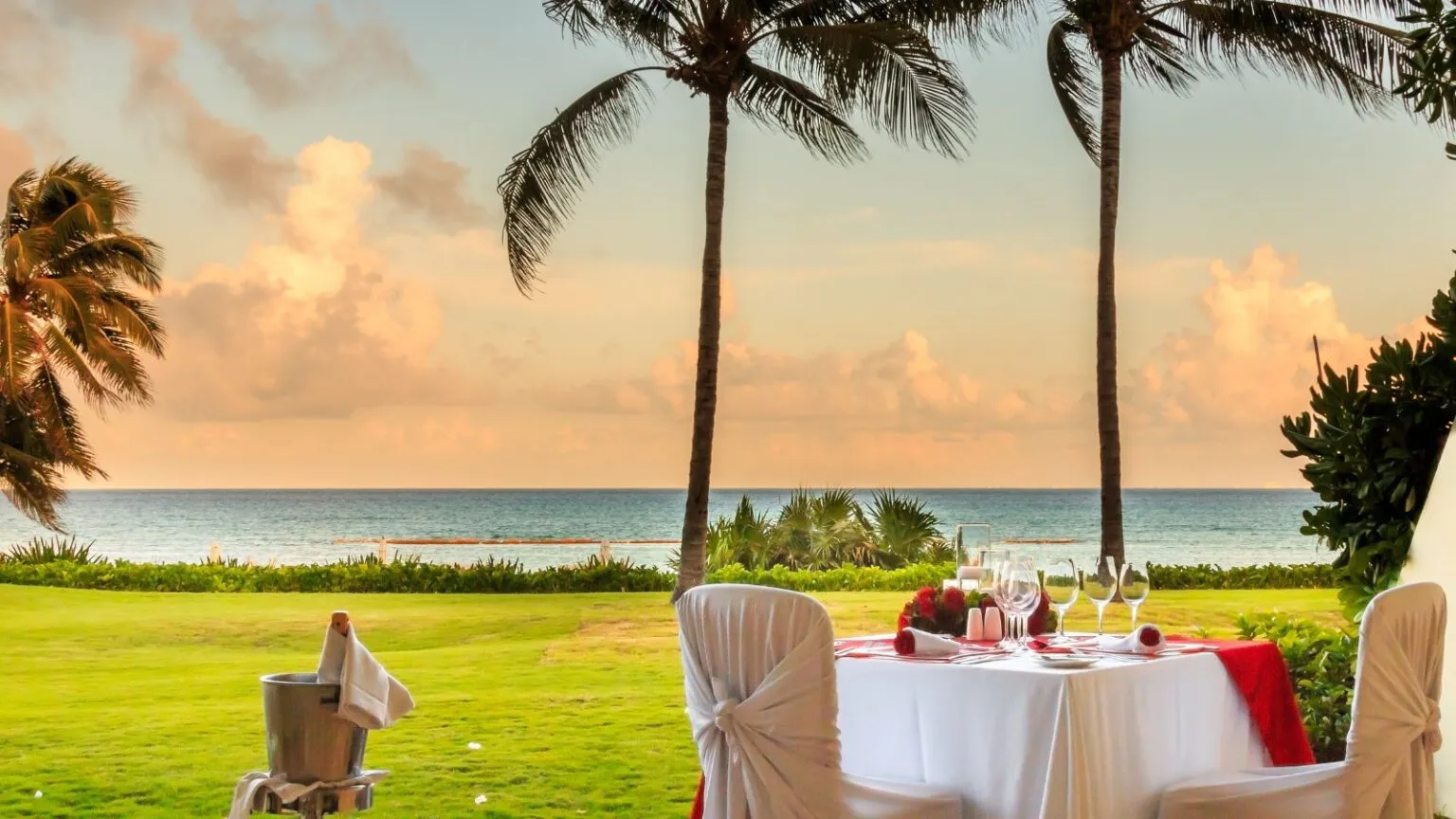 /img/8250-luxury-resort.webp