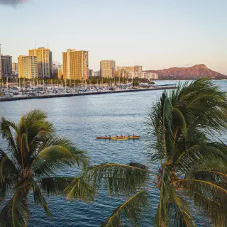 /img/8290-hawaii-honeymoon-couple.webp
