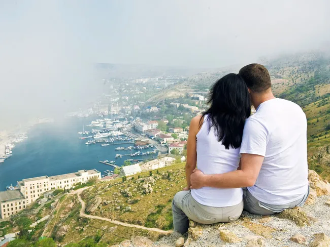 /img/8298-couple-beach.webp