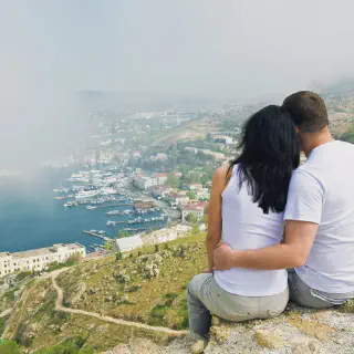 /img/8298-couple-beach.webp