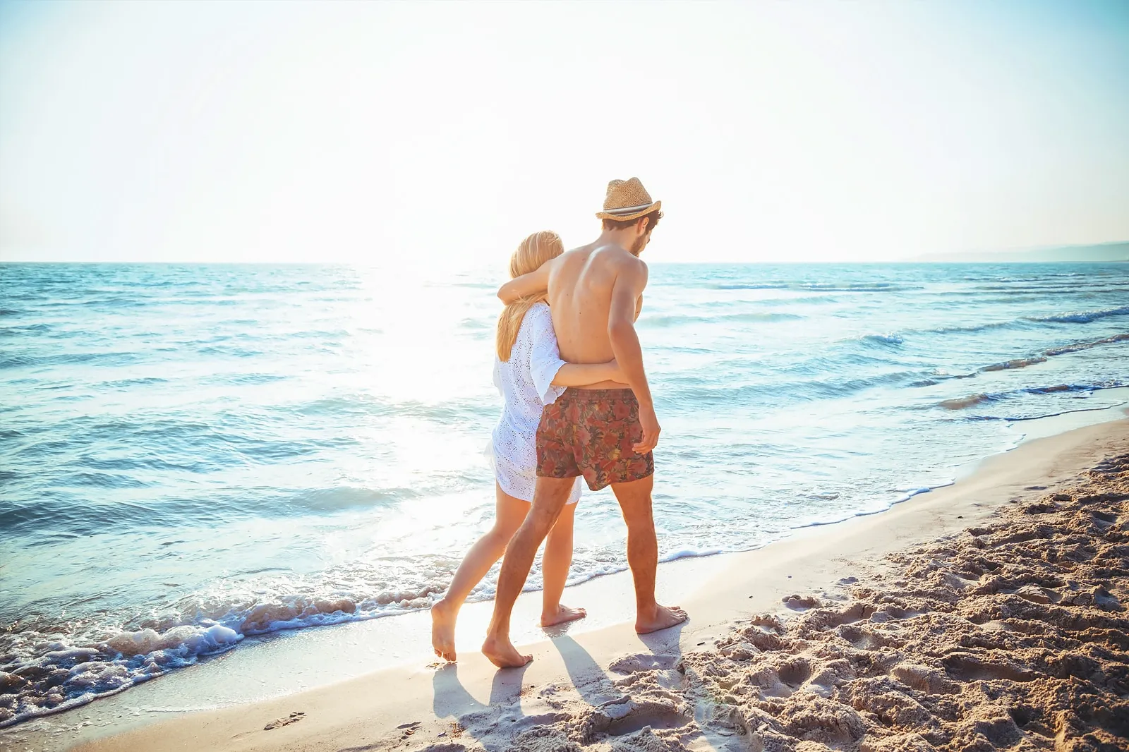 8318 couple beach sunset
