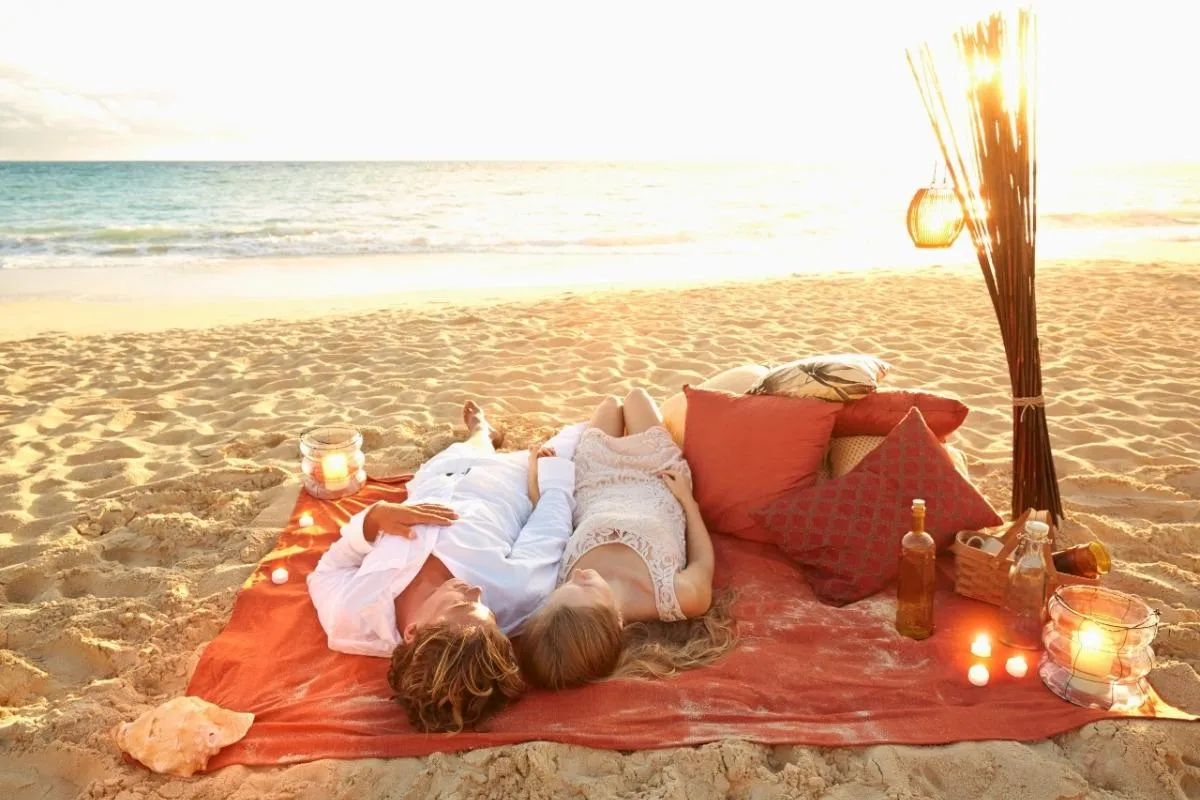8318 romantic dinner beach
