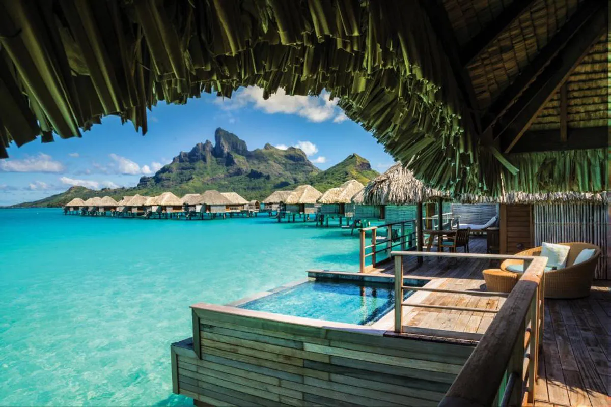 /img/8319-couple-traveling.webp