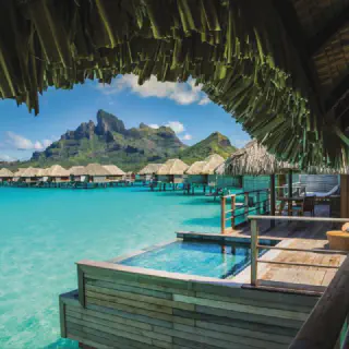/img/8319-couple-traveling.webp