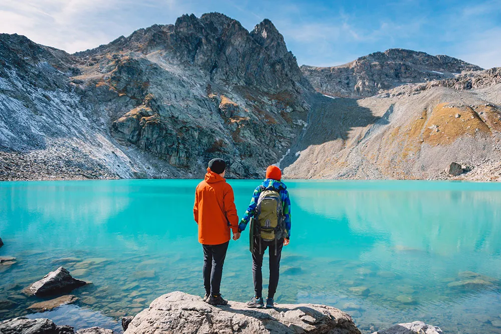 8334 couple hiking