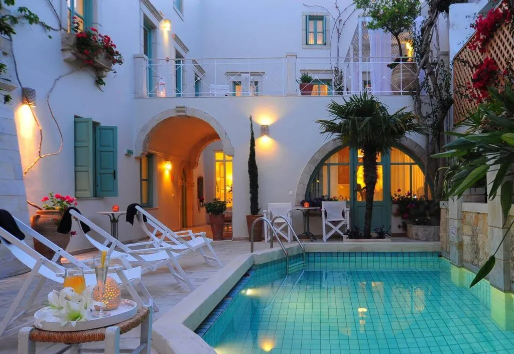 /img/8337-milos-honeymoon.webp