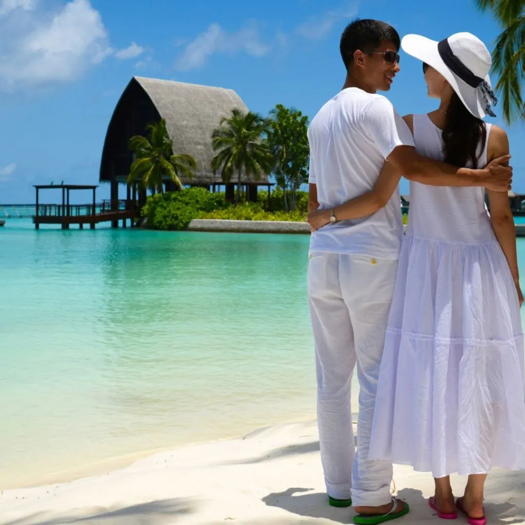 /img/8341-budget-honeymoon-beach.webp