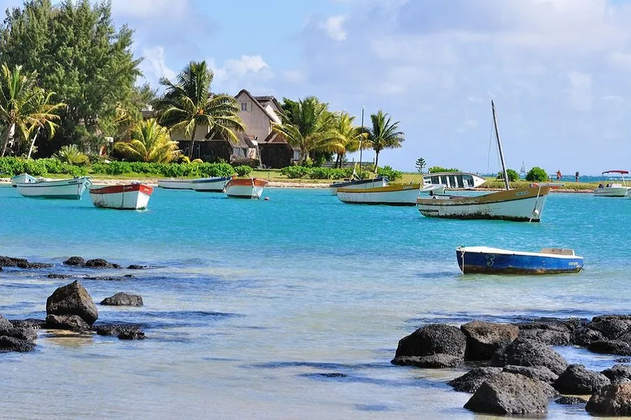 /img/8347-mauritius-couple-sunset.webp