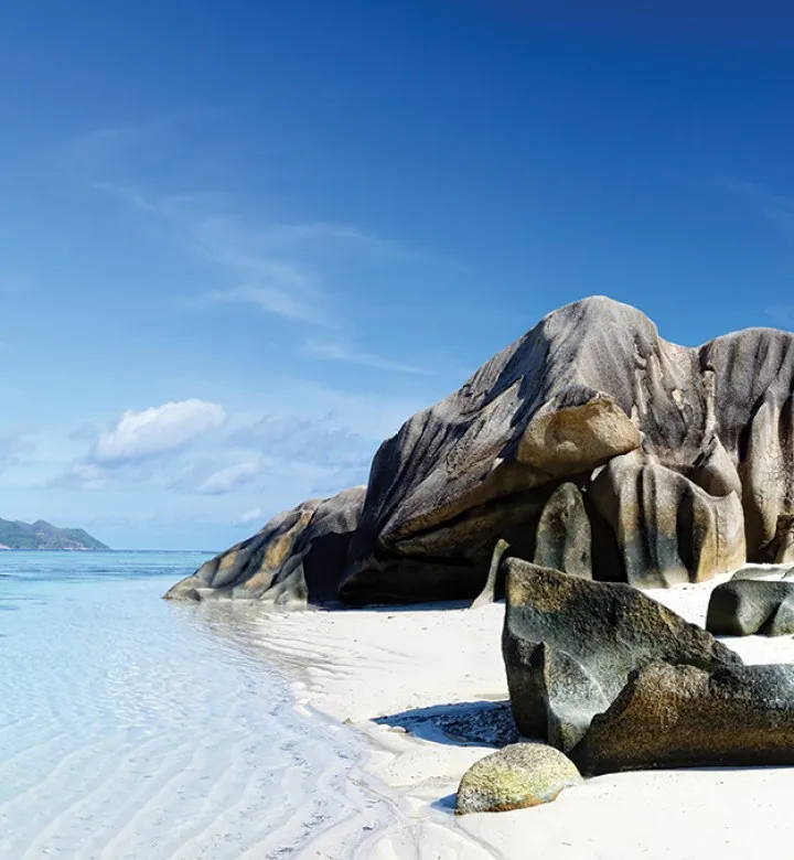 /img/8366-couple-traveling.webp