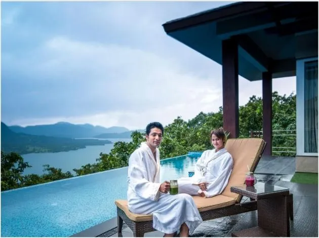 /img/8369-couple-enjoying-resort.webp