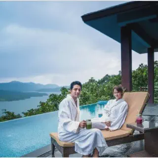 /img/8369-couple-enjoying-resort.webp