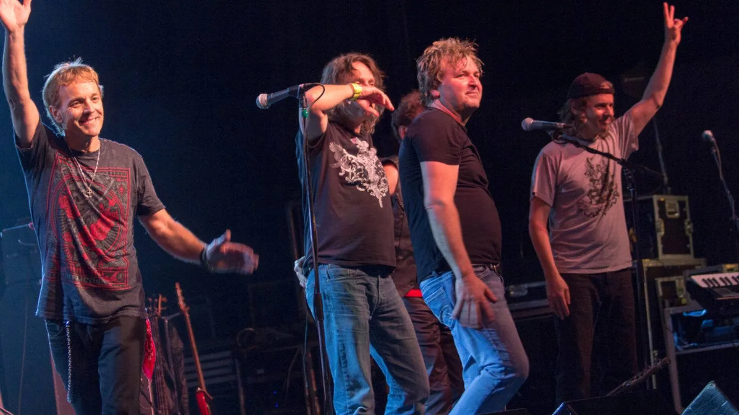 8385 honeymoon suite band performing
