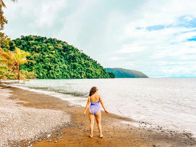 /img/8405-couple-enjoying-costa-rica.webp
