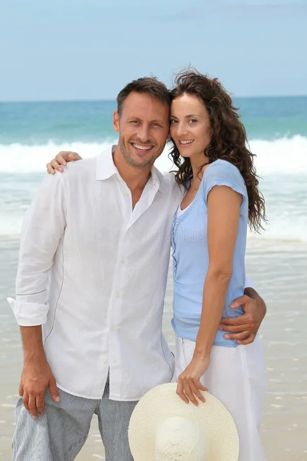 /img/8425-beach-resort-honeymoon-sunset.webp