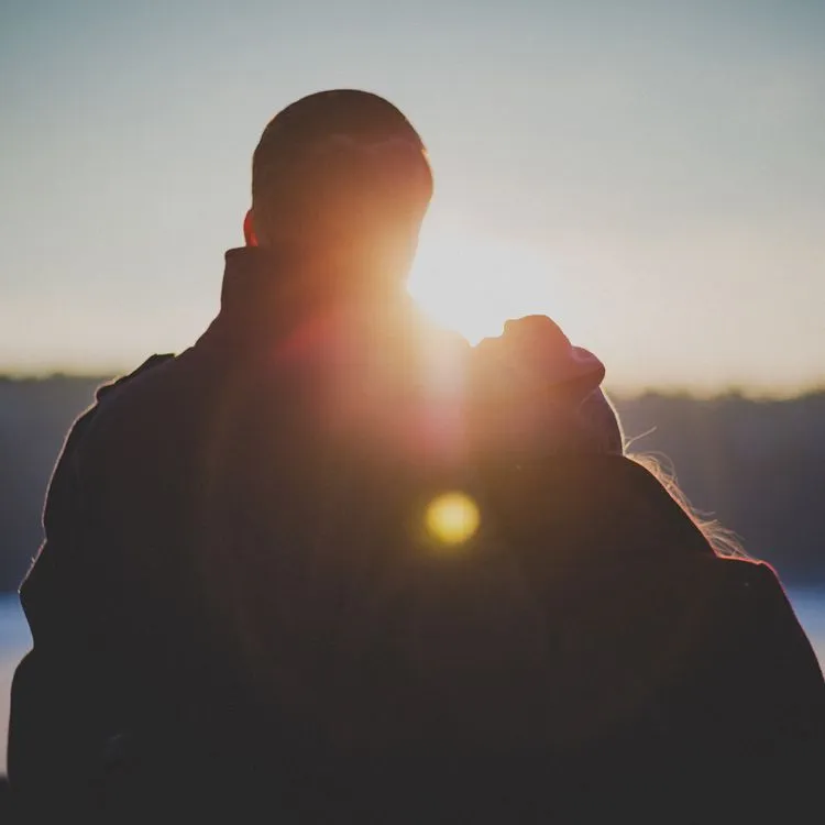 8449 couple holding hands