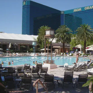 /img/8458-vegas-honeymoon-nightlife.webp