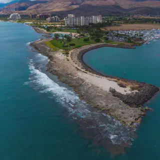 /img/8461-hawaii-honeymoon-couple.webp