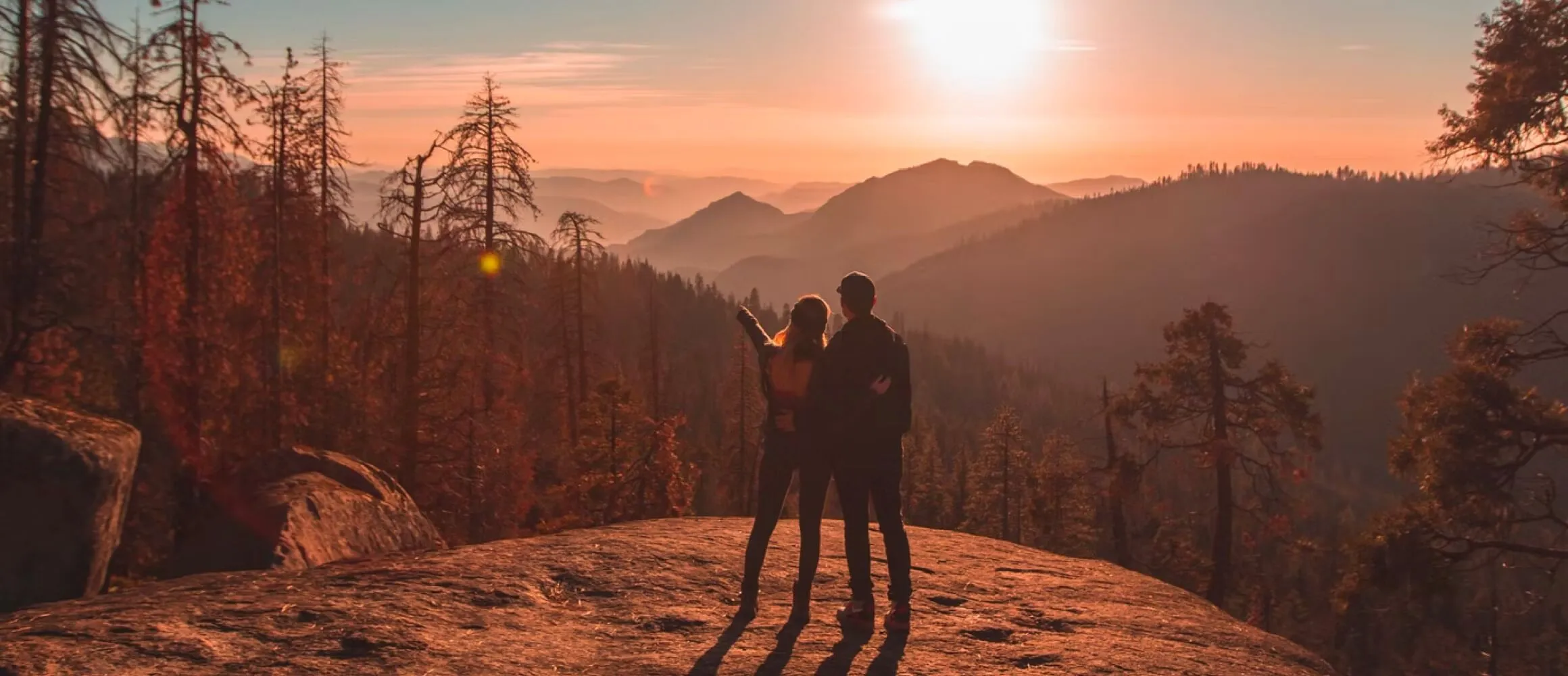 /img/8467-couple-traveling.webp