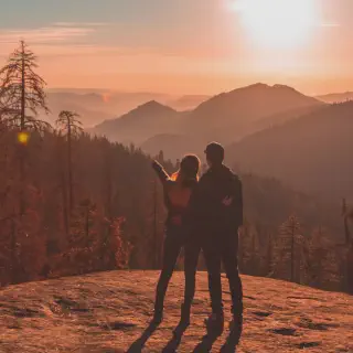 /img/8467-couple-traveling.webp