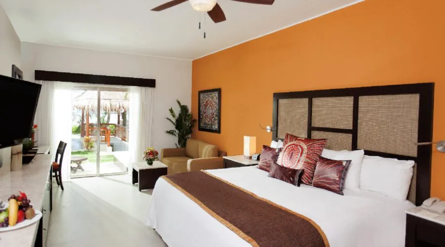 8476 honeymoon suite eldorado maroma couple