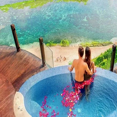 /img/8492-honeymoon-packing-essentials.webp