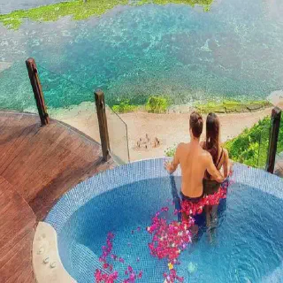 /img/8492-honeymoon-packing-essentials.webp